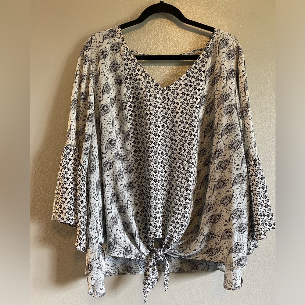 Zac and Rachel black & white floral paisley w/ bell 3/4 sleeves blouse size 3X